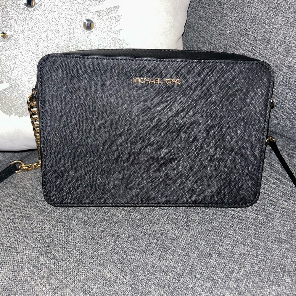 Michael Kors Women's Jet Set Item Crossbody Bag in Black with Gold Hardware - Picture 2 of 5